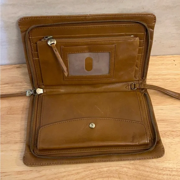 HOBO Evolve Wristlet in leather. - Picture 7 of 12